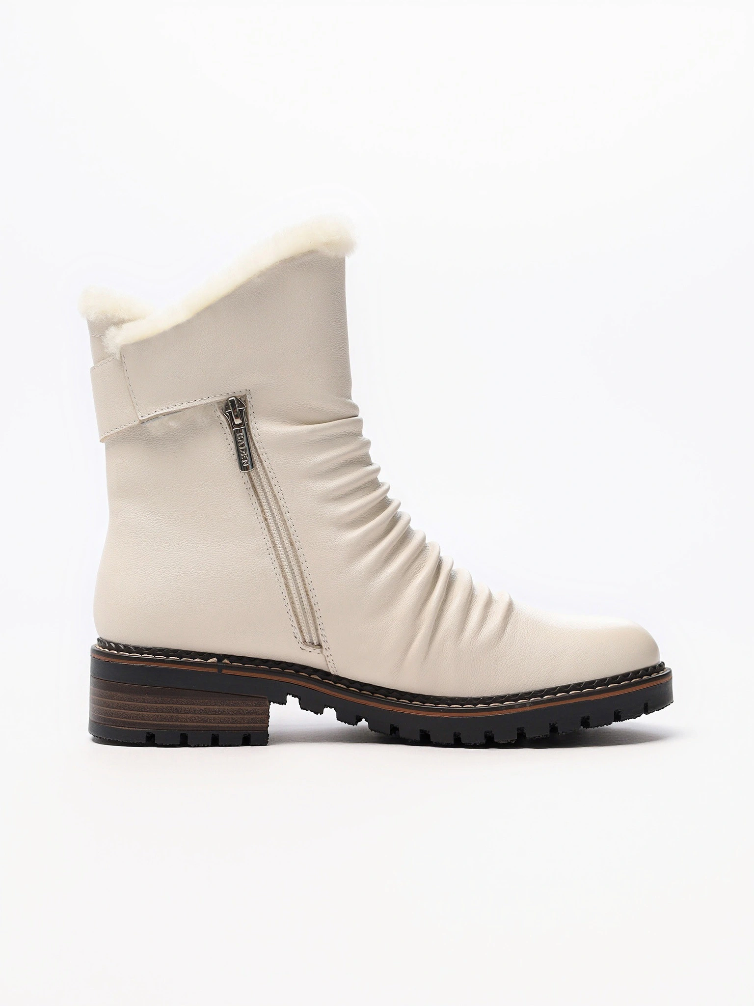 Ботинки молочного цвета на среднем каблуке